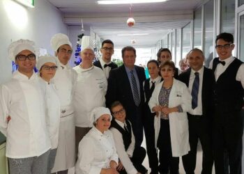 Gli studenti dell’Istituto Alberghiero consegnano dolci ai malati del reparto di oncologia