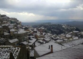 Il Borgo Antico di Ciro’ inbiancato dalla neve