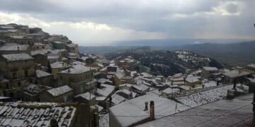 Il Borgo Antico di Ciro’ inbiancato dalla neve
