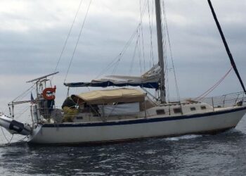 Sbarco a Crotone: mezzi aeronavali della Guardia di Finanza fermano un Veliero in fuga
