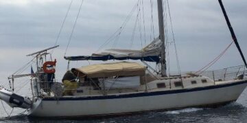 Sbarco a Crotone: mezzi aeronavali della Guardia di Finanza fermano un Veliero in fuga