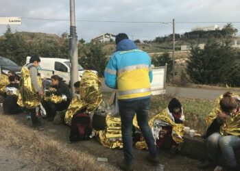 Sbarco con un gommone a Capo Colonna, soccorsi 37 migranti