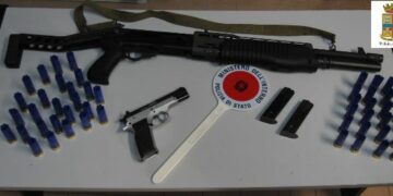 Spara 50 colpi col fucile dal balcone di casa per festeggiare il capodanno