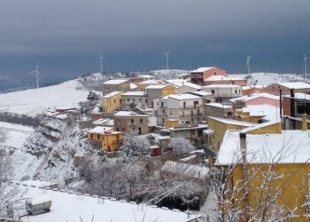 Strongoli in questi giorni si risvegla imbiancato dalla neve