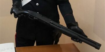 Tenta rapina con un fucile all’ufficio postale di Pallagorio, arrestato