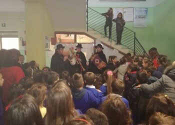 Tradizione natalizia con la zampogna per le strade e nelle scuole di Cirò Marina