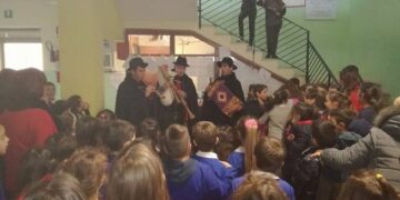 Tradizione natalizia con la zampogna per le strade e nelle scuole di Cirò Marina
