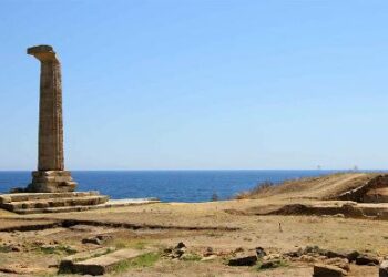 Tombaroli nel sito archeologico di Capo Colonna, indagati diversi professionisti