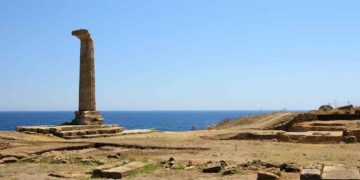 Tombaroli nel sito archeologico di Capo Colonna, indagati diversi professionisti