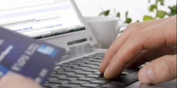 Agente di viaggio denunciato per utilizzo fraudolento di carte di credito