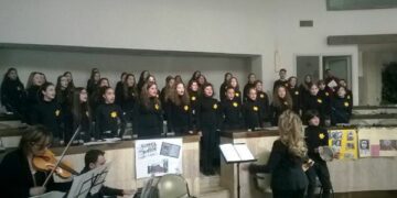 Crotone, Giorno della Memoria: il dolcissimo canto degli alunni dell’Anna Frank per dire “mai più”