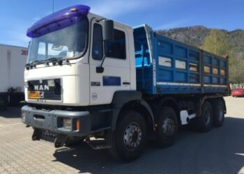 Auto in fiamme sulla SS106, Autotrasportatore straniero salva donna