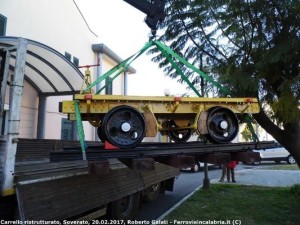 Carrello ferroviario storico esposto antistante la stazione ferroviaria di Soverato2