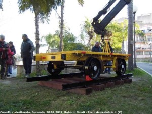 Carrello ferroviario storico esposto antistante la stazione ferroviaria di Soverato3