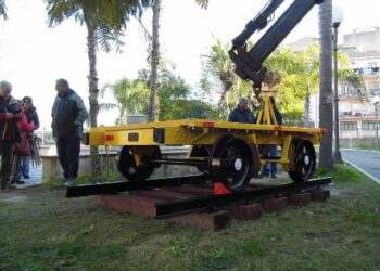 Carrello ferroviario storico esposto antistante la stazione ferroviaria di Soverato