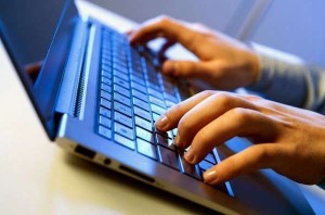 Donna adesca ragazzo su un sito di incontri, lo ricatta, lui la decuncia alla Polizia Postale