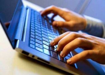 Donna adesca ragazzo su un sito di incontri, lo ricatta, lui la decuncia alla Polizia Postale