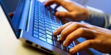 Donna adesca ragazzo su un sito di incontri, lo ricatta, lui la decuncia alla Polizia Postale