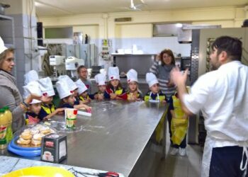 “Piccoli pasticcieri crescono” a pasticciare direttamente nel laboratorio di una pasticceria