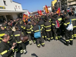 I Vigili del Fuoco ieri hanno bloccato i traghetti a Villa San Giovanni3