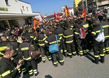 I Vigili del Fuoco ieri hanno bloccato i traghetti a Villa San Giovanni