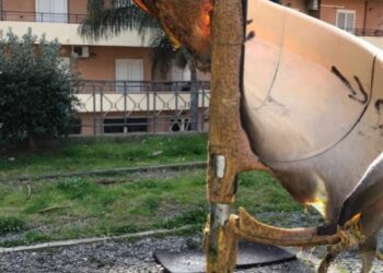 Incendiato uno scivolo in un parco giochi di Reggio Calabria