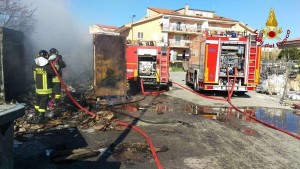 Incendio di un container nel parcheggio di un supermercato