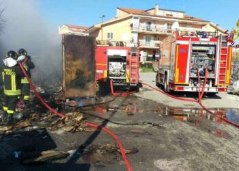 Incendio di un container nel parcheggio di un supermercato