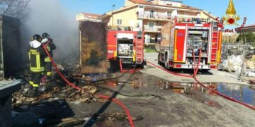 Incendio di un container nel parcheggio di un supermercato