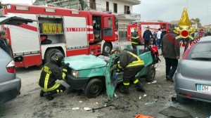Incidente stradale a Locri- 4 persone incastrate nelle lamiere, un morto