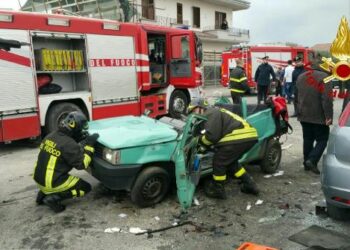 Incidente stradale a Locri: 4 persone incastrate nelle lamiere, un morto