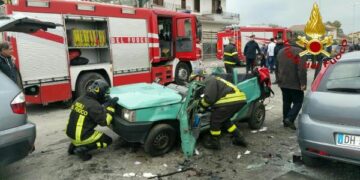 Incidente stradale a Locri: 4 persone incastrate nelle lamiere, un morto