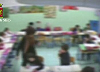 Schiaffi a bambini per aver sbagliato i compiti, insegnante sospesa per un anno