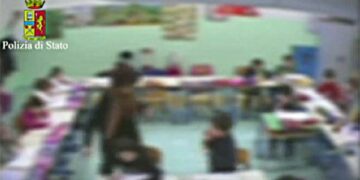 Schiaffi a bambini per aver sbagliato i compiti, insegnante sospesa per un anno