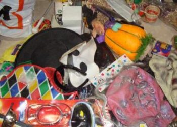 Sequestrati 80 mila articoli di Carnevale nel crotonese