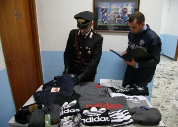 Sequestrati capi di abbigliamento contraffatti, denunciato un commerciante