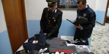 Sequestrati capi di abbigliamento contraffatti, denunciato un commerciante