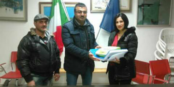 Crucoli, Tutti per Crucoli dona due defibrillatori alla cittadinanza