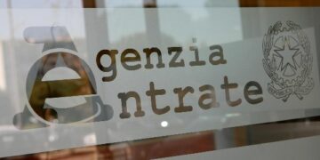 Sospeso funzionario Agenzia Entrate, faceva risultare pagamenti intascando le somme