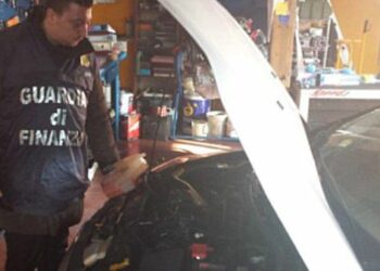 Officina abusiva a Cutro: titolare senza partita iva, sequestrata tutta l’attrezzatura