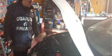 Officina abusiva a Cutro: titolare senza partita iva, sequestrata tutta l’attrezzatura