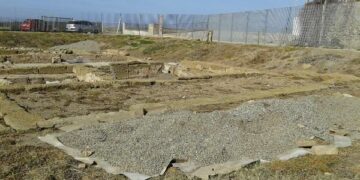 A Capocolonna si restaura il mosaico di Paolo Orsi ma si rinterra