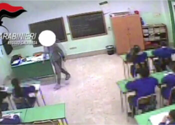 Botte e schiaffi a bambini di quinta elementare, indagate due maestre