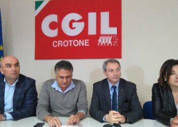 La crisi del sistema aeroportuale calabrese, l’isolamento di Crotone e la perdita di centinaia di posti di lavorio