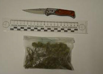 I Poliziotti di Quartiere trovano droga e coltello abbandonati da ignoti malfattori