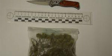 I Poliziotti di Quartiere trovano droga e coltello abbandonati da ignoti malfattori