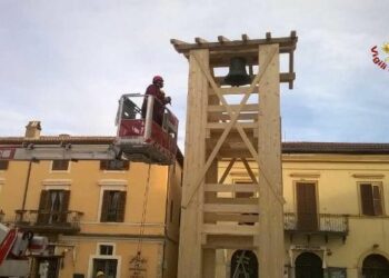 I Vigili del fuoco di Catanzaro hanno contribuito alla costruzione del campanile in legno a Norcia