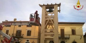 I Vigili del fuoco di Catanzaro hanno contribuito alla costruzione del campanile in legno a Norcia