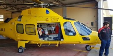 Il presidente Oliverio al sit-in contro la soppressione dell’Elisoccorso a Cirò Marina