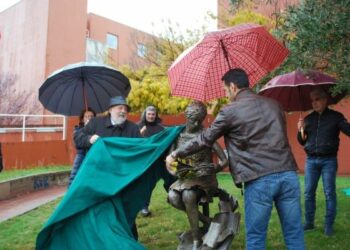 Inaugurata la statua “In Volo con lettura” dell’artista palestinese Khaled Stiaithia